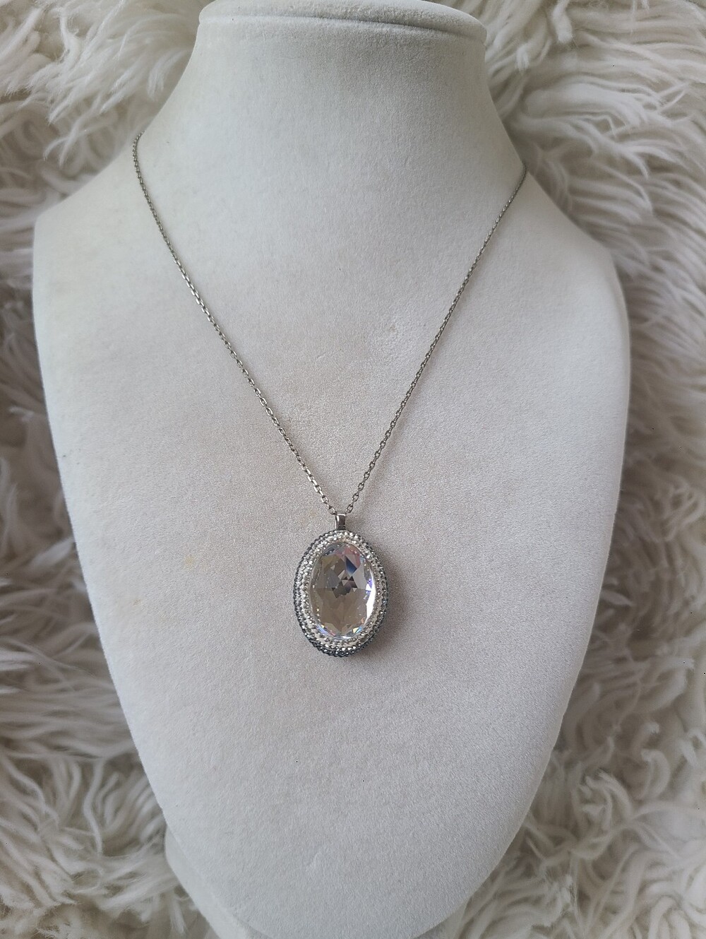 Swarovski Silver Toned Vita Oval Crystal Pendant Necklace- Great Condition